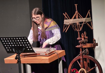 Vesna Sirc iz KUD Pod lipo Adergas  je zaigrala na citre skladbo Cvetje v jeseni